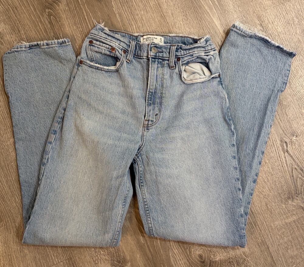 Abercrombie & Fitch 90s Straight Ultra High Rise Jeans 27 Light Wash Slit Hem